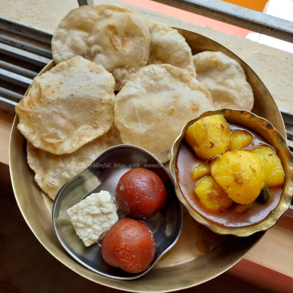 Breakfast (Luchi, Alur Tarkari, Misti)